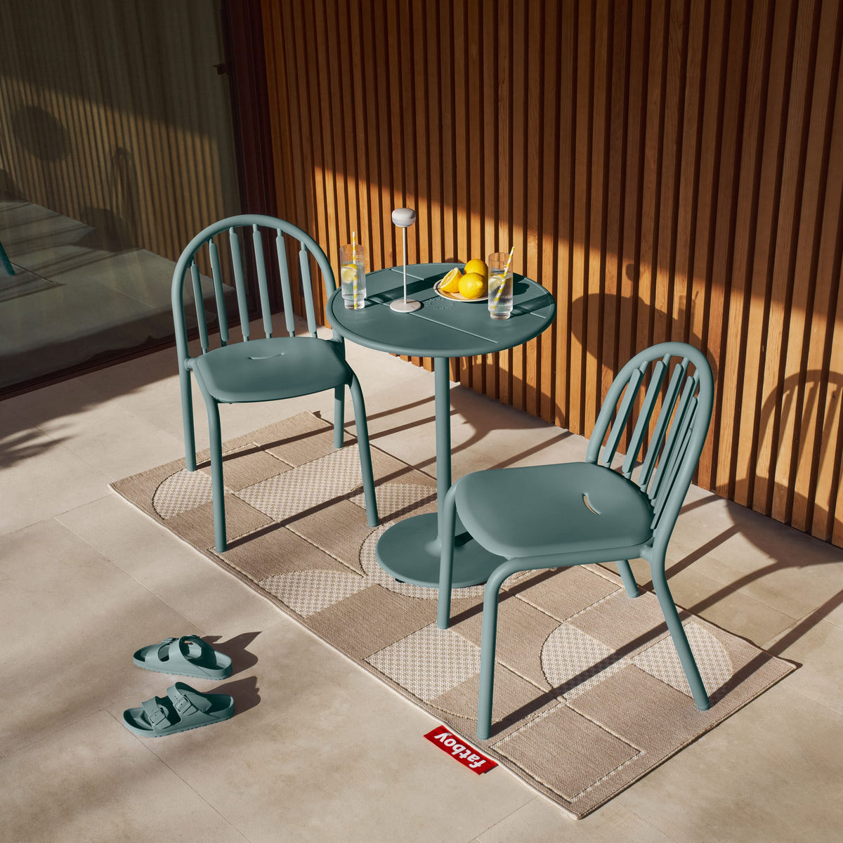 Fatboy Fred&#39;s Bistro Set featuring a compact table and two ergonomic chairs, perfect for creating a cozy outdoor dining area.