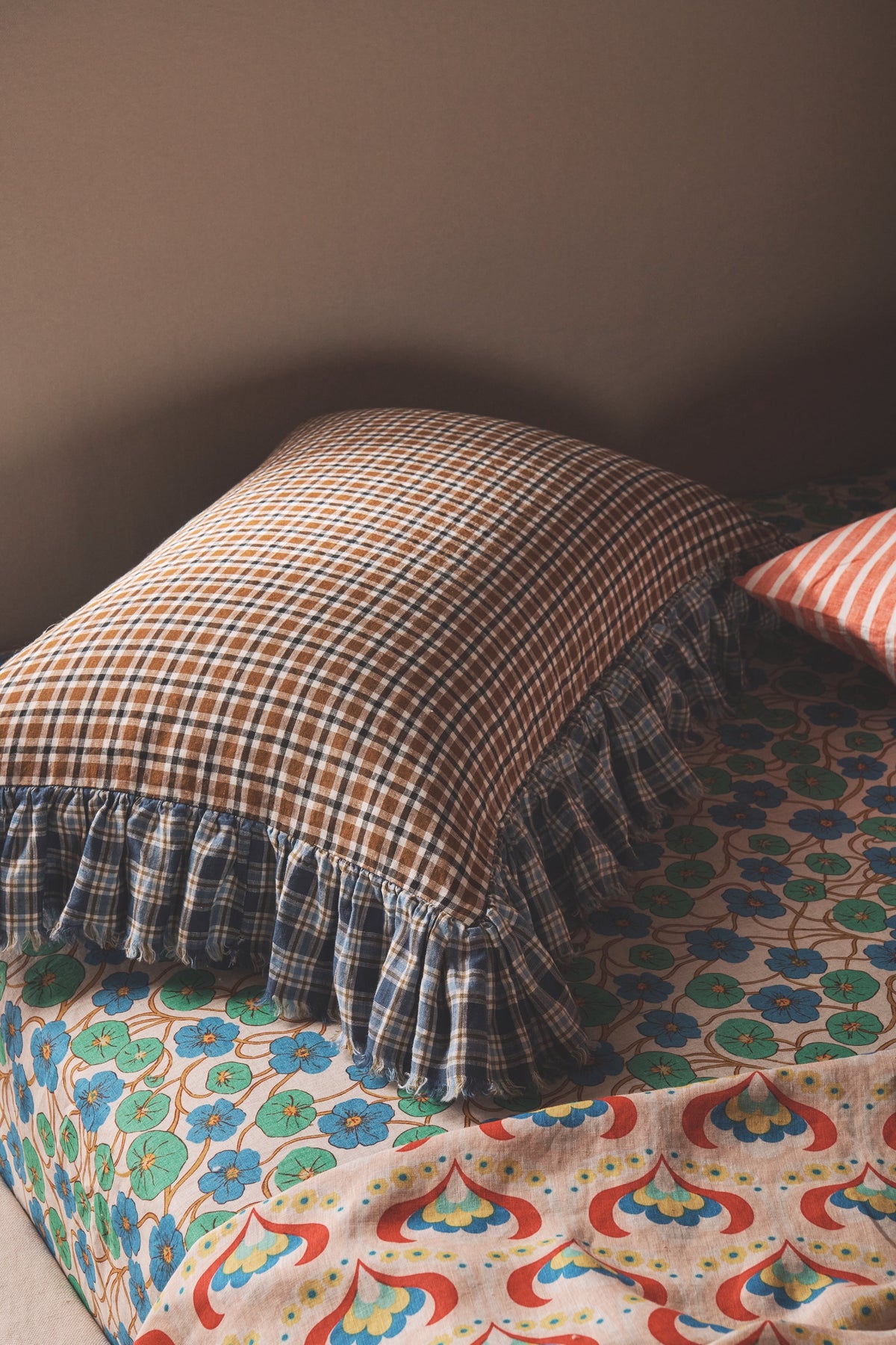 NEW - Sparrows Check Full Ruffle Pillowcase Set