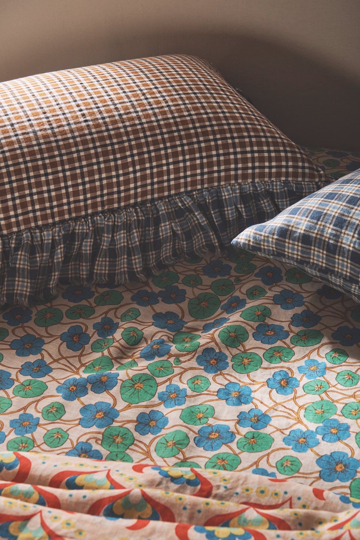 NEW - Sparrows Check Full Ruffle Pillowcase Set