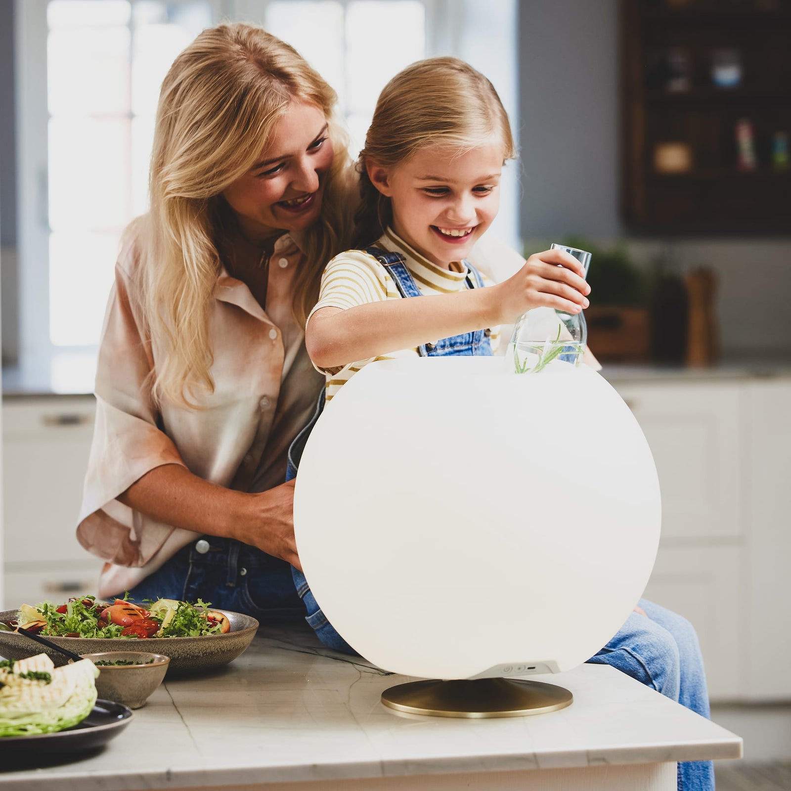 Kooduu Sphere: Danish-designed speaker lamp with Bright Sound Technology™, Bluetooth, and integrated drinks cooler for two bottles.