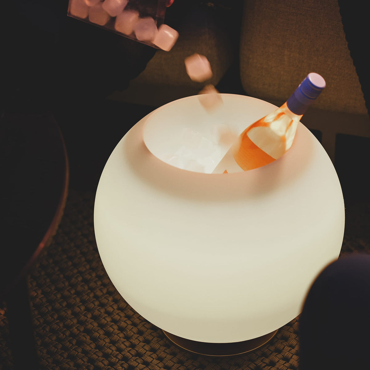 Kooduu Sphere: European-made multifunctional speaker lamp and drinks cooler, perfect for hosting and home entertainment.