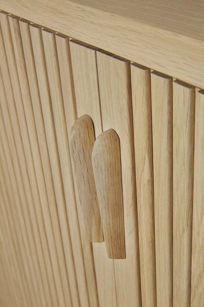 https://media.ethnicraft.com/sys-master/s3_product_medias/h1b/h66/9083180974110/product_wf_50051_50052_Roller_Max_sideboard_oak_2_doors_det01_web.jpg