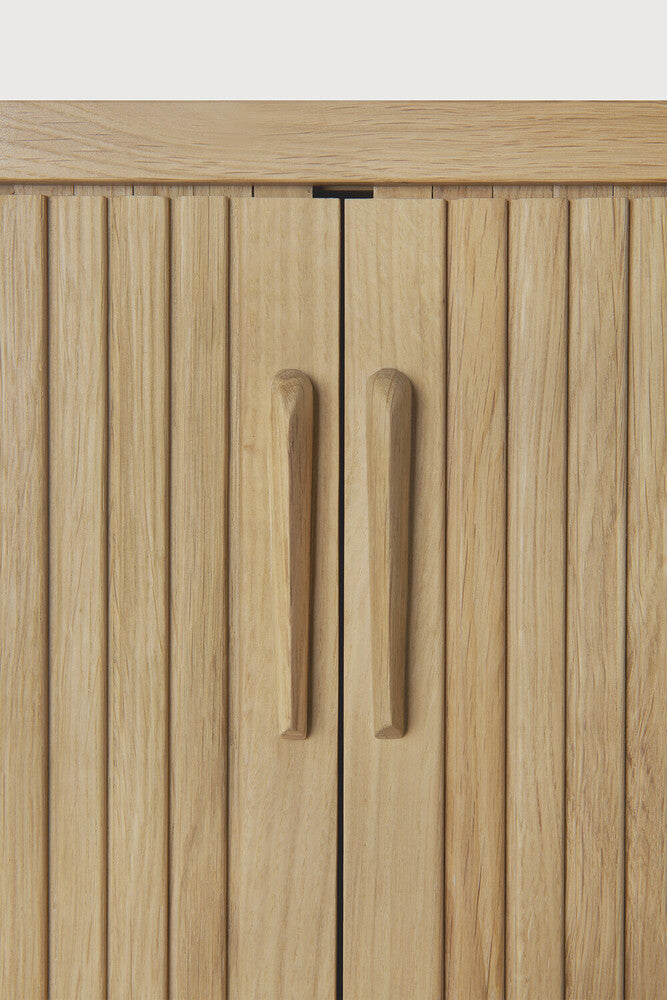 https://media.ethnicraft.com/sys-master/s3_product_medias/he2/he4/9083182088222/product_wf_50051_50052_Roller_Max_sideboard_oak_2_doors_det03_web.jpg